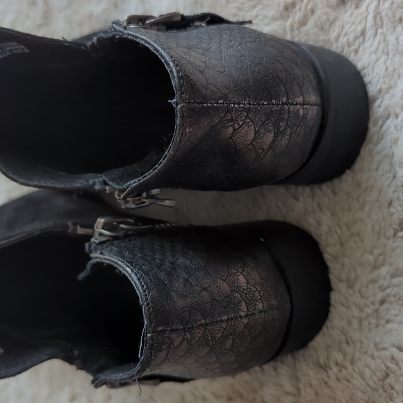 Very Volatile Womens Black Suede Leather Zip Up Ankle Booties Boots Size 8.5 - Picture 4 of 8